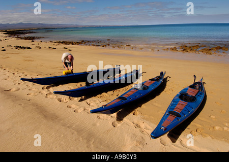 America del Sud America Latina Ecuador Isole Galapagos Baltra Island vicino all isola di Santa Cruz kayaker di mare sulla spiaggia di sabbia Foto Stock