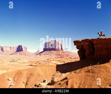 Uomo a cavallo di JOHN FORD POINT Monument Valley Navajo Tribal Park UTAH ARIZONA USA Foto Stock