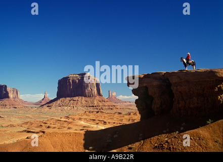 Uomo a cavallo di JOHN FORD POINT Monument Valley Navajo Tribal Park UTAH ARIZONA USA Foto Stock