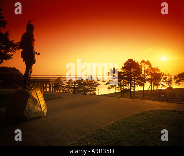 STATUA IN BRONZO DEL CAPO INDIANO MASSASSOIT, ORIGINARIO DELL'AMERICA (©CYRUS EDWIN DALLIN 1920) COLE HILL PLYMOUTH MASSACHUSETTS USA Foto Stock