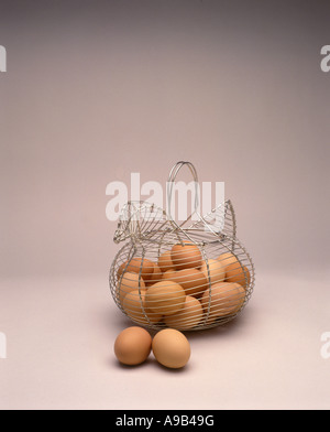 Pollo filo a forma di cesto di uova di colore marrone su sfondo bianco Foto Stock