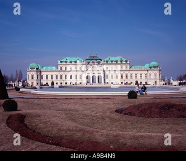 La parte superiore del Palazzo Belvedere dalla parte anteriore con il lago ghiacciato in primo piano, Vienna, Austria Foto Stock