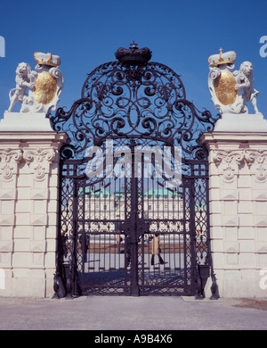 La porta di accesso alla parte superiore del Palazzo Belvedere di Vienna, Austria Foto Stock