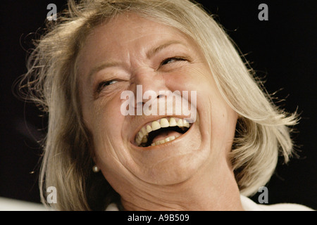 Kate Adie TV news giornalista raffigurato a Hay Festival 2003 Hay on Wye Powys Wales UK Foto Stock