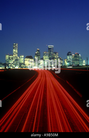 Sentieri di luce sull'autostrada skyline del centro di Houston Texas USA Foto Stock