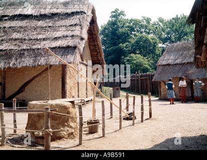 Jamestown Festival Park in Virginia che mostra la ricreazione del centro storico di Fort James con attori vivente raffigurante i coloni Foto Stock