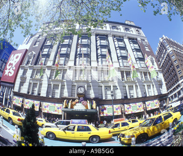 Giallo TAXI MOLLA MACYS department store di Manhattan Broadway NEW YORK CITY USA Foto Stock