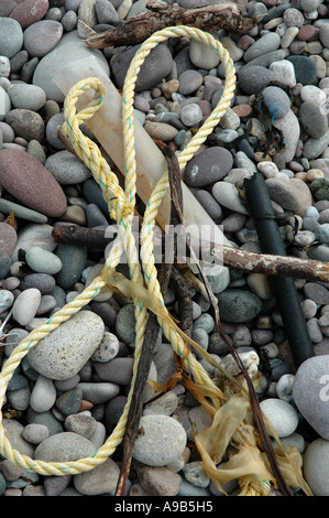 Flotsam sinistra ad alta marea su una spiaggia scozzese. Foto Stock