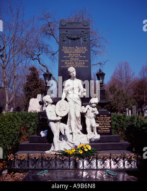 La tomba di Victor Adler nel cimitero centrale di Vienna Austria Foto Stock