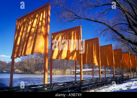 2005 STORICO L'INSTALLAZIONE D'ARTE DELLE PORTE (©CHRISTO & JEANNE CLAUDE 2005) CENTRAL PARK MANHATTAN NEW YORK CITY USA Foto Stock