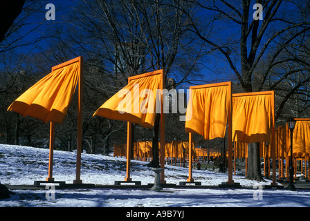 2005 STORICO L'INSTALLAZIONE D'ARTE DELLE PORTE (©CHRISTO & JEANNE CLAUDE 2005) CENTRAL PARK MANHATTAN NEW YORK CITY USA Foto Stock