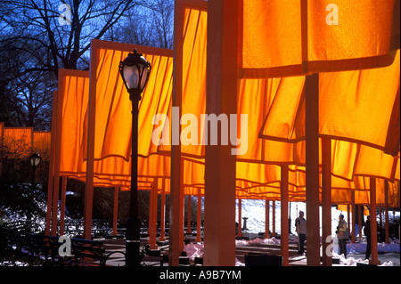 INSTALLAZIONE STORICA DI 2005 PORTE D'ARTE (©CHRISTO & JEANNE CLAUDE 2005) CENTRAL PARK MANHATTAN NEW YORK CITY USA Foto Stock