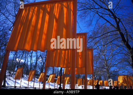 2005 STORICO L'INSTALLAZIONE D'ARTE DELLE PORTE (©CHRISTO & JEANNE CLAUDE 2005) CENTRAL PARK MANHATTAN NEW YORK CITY USA Foto Stock