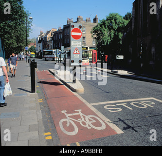 Bus sensore avvicinamento azionato bollard idraulica per il controllo del traffico aereo, centro di Cambridge, Cambridgeshire, Inghilterra, Regno Unito. Foto Stock