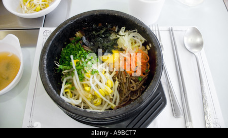 Dolsot Bibimbap, un popolare coreano piatto, come servita in un ristorante a Seul, in Corea del Sud. Foto Stock