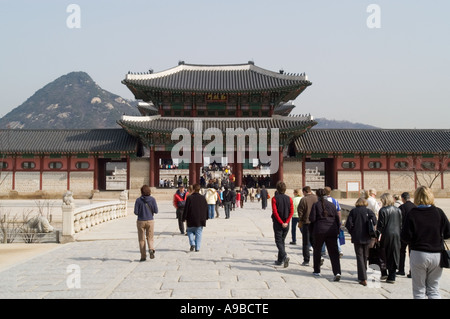 I turisti che visitano il Palazzo Gyeongbok a Seul, in Corea del Sud. Foto Stock