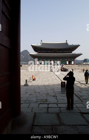 I turisti che visitano il Palazzo Gyeongbok a Seul, in Corea del Sud. Foto Stock