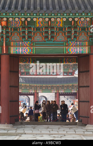 I turisti che visitano il Palazzo Gyeongbok a Seul, in Corea del Sud. Foto Stock