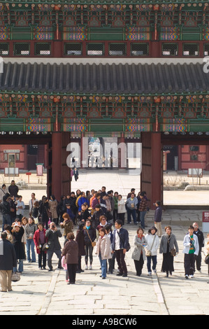 I turisti che visitano il Palazzo Gyeongbok a Seul, in Corea del Sud. Foto Stock