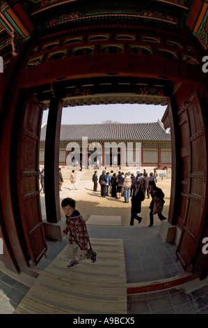 I turisti che visitano il Palazzo Gyeongbok a Seul, in Corea del Sud. Foto Stock