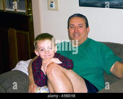 Padre e cinque anno vecchio figlio godendo di incollaggio e stare insieme Foto Stock