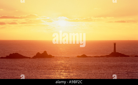 Longships lighthouse l'Oceano Atlantico al tramonto visto da Lands End Britains più punto di libeccio Cornovaglia Gran Bretagna Foto Stock