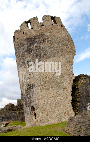 Caerphilly Castello costruito 1268-1271 il South East Tower che si inclina a un angolo di 10 gradi Caerphilly South Wales UK Foto Stock
