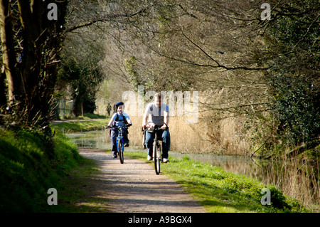 I ciclisti su strada alzaia della sezione restaurata la Crumlin braccio di Monmouthshire e Brecon Canal Newport South Wales UK Foto Stock