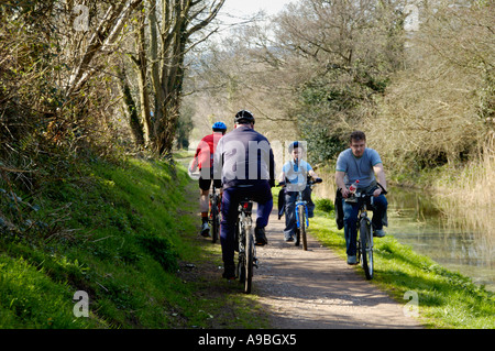 I ciclisti sulla sezione restaurata di alzaia sul Monmouthshire e Brecon Canal Newport South Wales UK Foto Stock