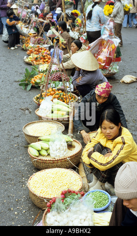 Donne ambulanti per la vendita di frutta e verdura in Nguyen Thiep St, Hanoi Old Quarter, Viet Nam Foto Stock