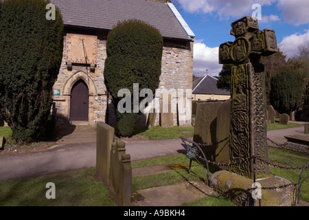 Saxon Cross e la parete 'Sun Dial' in Eyam chiesa nel Derbyshire "Gran Bretagna" Foto Stock