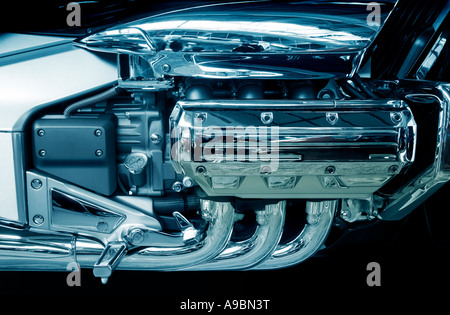 Nuovo motore del motociclo su una grande moto del trinciapaglia Foto Stock