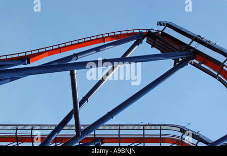 Dettaglio di un nuovo roller coaster in un parco di divertimenti Foto Stock