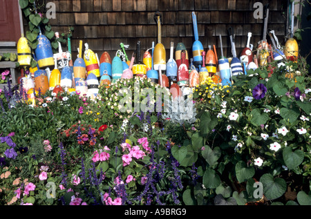 Colorate galleggianti pesca decorare un giardino in Rockport Massachusetts USA Foto Stock