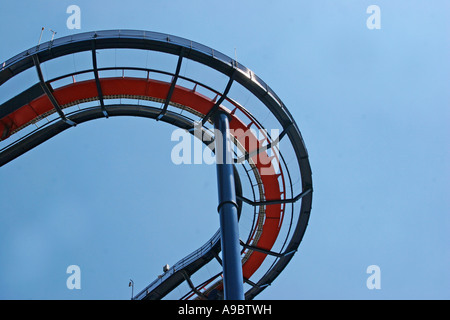 Dettaglio di un nuovo roller coaster su un luminoso giorno di estate Foto Stock