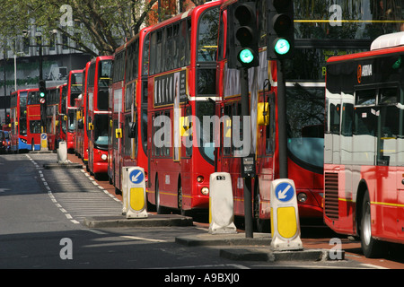 Gli autobus di Londra tenutasi fino in una corsia degli autobus in Charing Cross Road, Londra, Regno Unito, a causa della chiusura temporanea di una strada da percorrere. Foto Stock