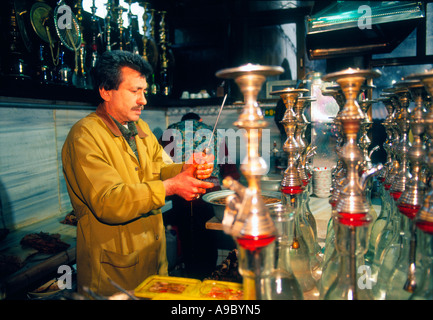 Waterpipe preparazione in teahouse Turchia Foto Stock