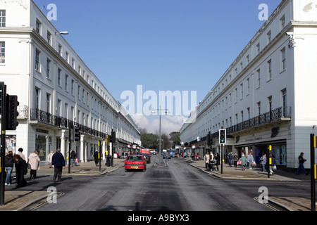 Vista guardando lungo la sfilata in Leamington Spa Warwickshire, Inghilterra Foto Stock