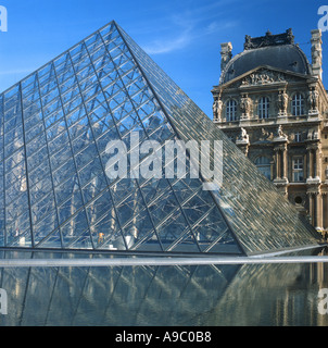 Edificio piramidale al museo del Louvre a Parigi Francia Foto Stock