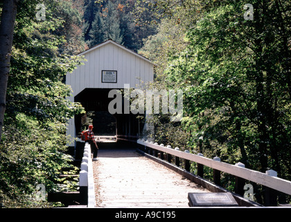 Un escursionista pause sulla McKee Ponte Coperto sulla strada Applegate ha nella Contea di Jackson Oregon il più meridionale del ponte di coperta in Oregon Foto Stock