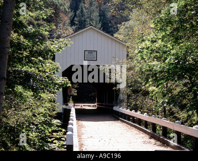 McKee Ponte Coperto sulla strada Applegate ha nella Contea di Jackson Oregon il più meridionale del ponte di coperta in Oregon Foto Stock