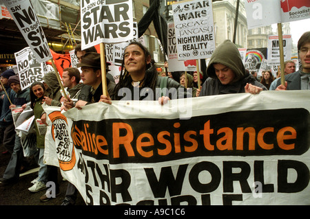 Globalizzare la resistenza prendendo parte a anti-globalizzazione protesta del Mayday 2001 marciando attraverso le strade di Londra. Foto Stock