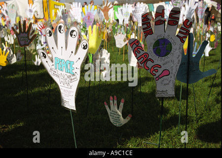 Mani fatte di carta che rappresenta un appello per la pace in Hyde Park durante la guerra anti protesta Marzo 2003. Foto Stock