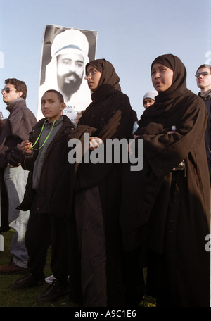 I manifestanti in Hyde Park Londra durante la guerra anti protesta nel febbraio 2003. Foto Stock