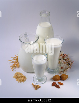 Latti vegetali di mandorla latte di soia riso Avena Foto Stock