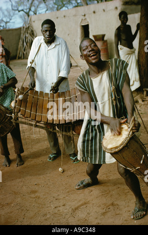 I musicisti di Bobo tribù suonando la batteria e balafon xilofono Koumbia in Burkina Faso Africa Foto Stock