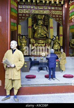 Cina Pechino cinese di monaci buddisti che sono membri del popolo tibetano cappello giallo o Geluk setta di Lamasim Foto Stock