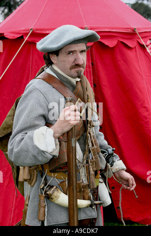 Rifleman storica in costume del Nodo sigillato, società holding moschetto medievale. Foto Stock