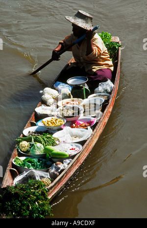 Damnern Saduak mercato galleggiante vicino a Bangkok in Tailandia Foto Stock