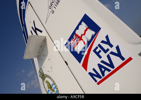 Royal Navy Grob 115 Tutor di base istruttore di volo aereo con Fly Navy logo in base a RNAS Yeovilton Foto Stock